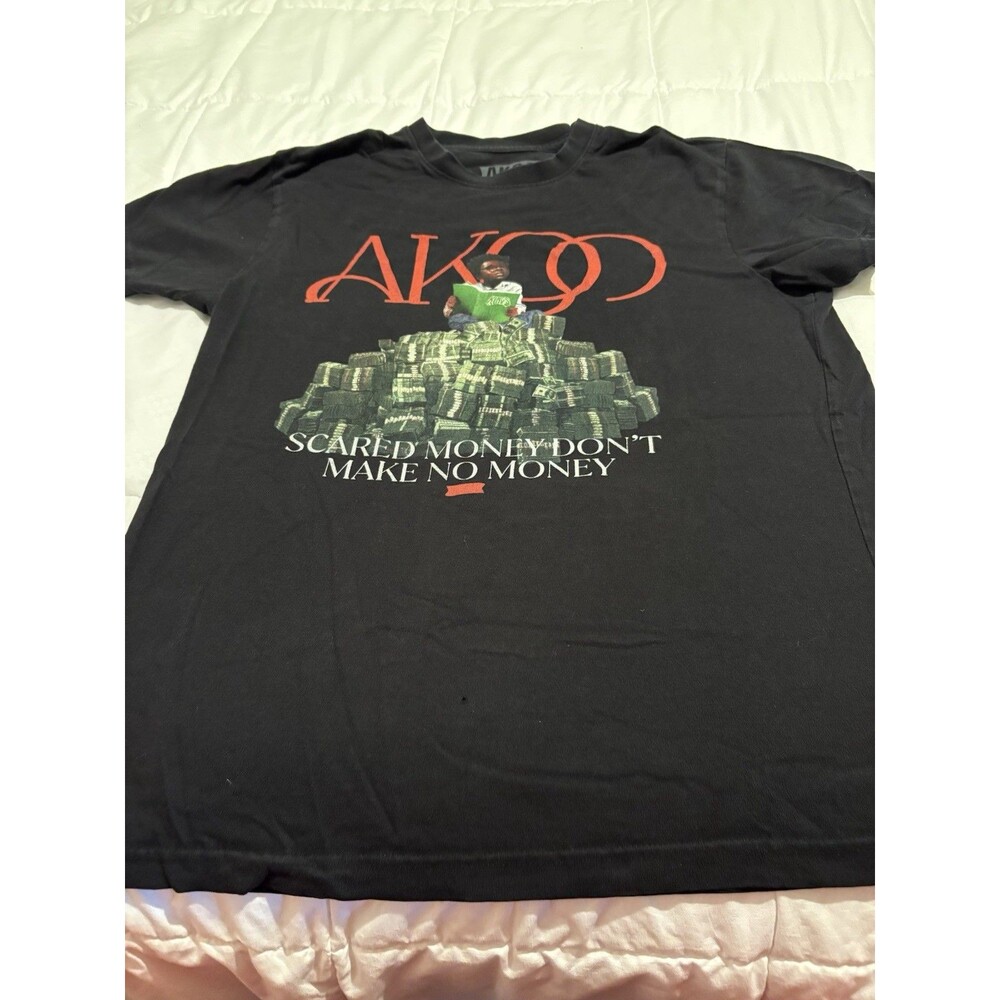 AKOO Men’s  Graphic T-Shirt Size Large “Scared Money Don’t Make No Money”